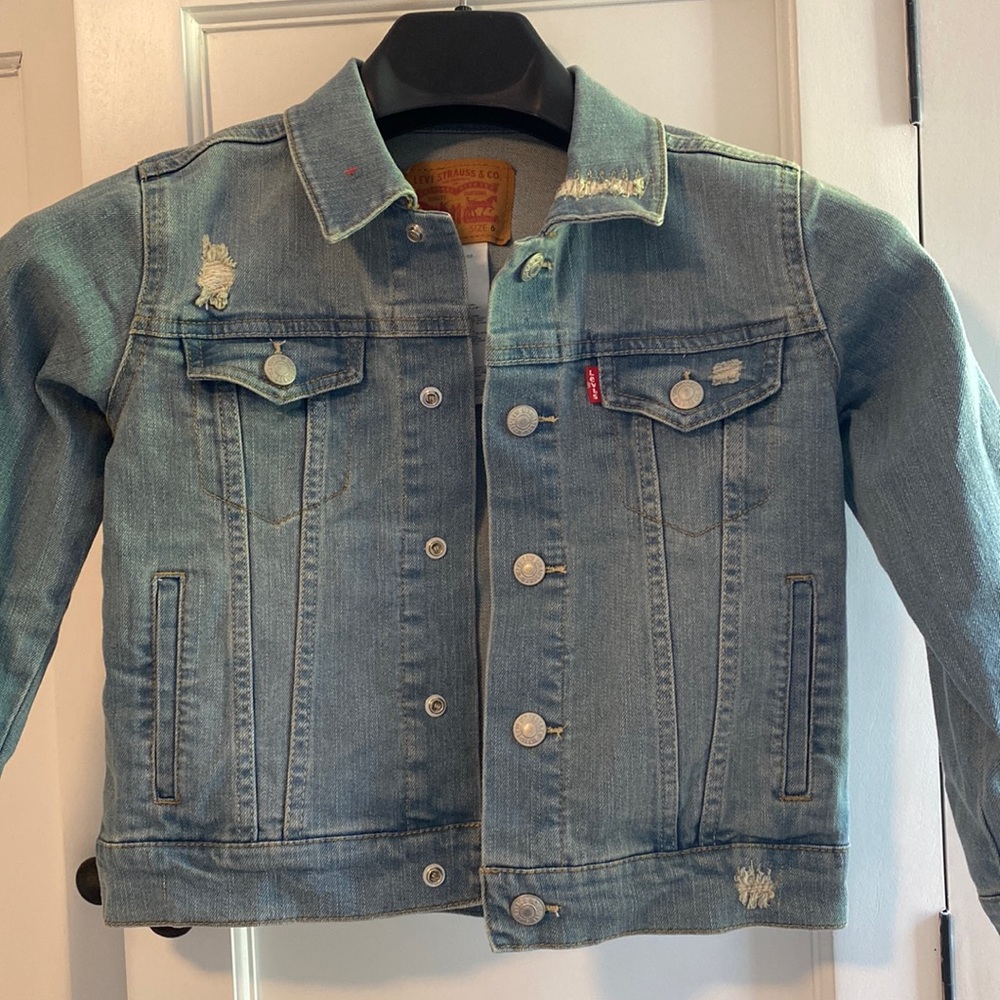👯‍♀️ Levi’s denim jacket with gold tiger